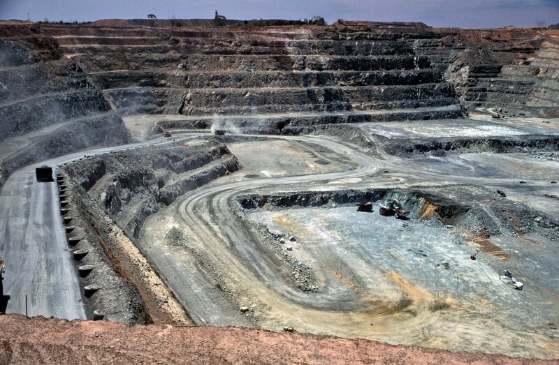 Der Blick in eines der größten künstlichen Löcher der Welt: Die Super-Pit-Goldmine im Süden Australiens. 3,5 Kilometer lang, 1,5 Kilometer breit und knapp 400 Meter tief. Doch auch diese gigantische Goldmine droht bald erschöpft zu sein. Wie lange lohnt sich der gewaltige Aufwand der Goldgewinnung noch? – Bild: ZDF und Rr2000./​Rr2000