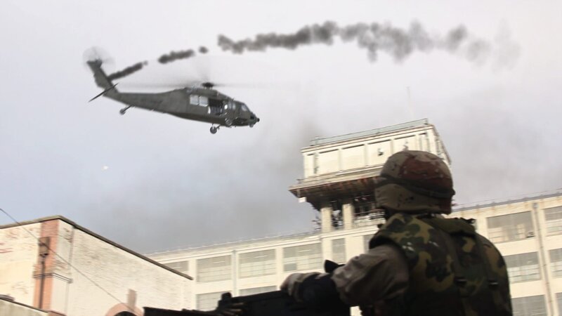 CGI, Fully Commissioned; Rating: 0; Subject: A Marine nearby watches the damaged Black Hawk struggle to stay in the air from the turret of a humvee. – Bild: Darlow Smithson Productions Ltd.