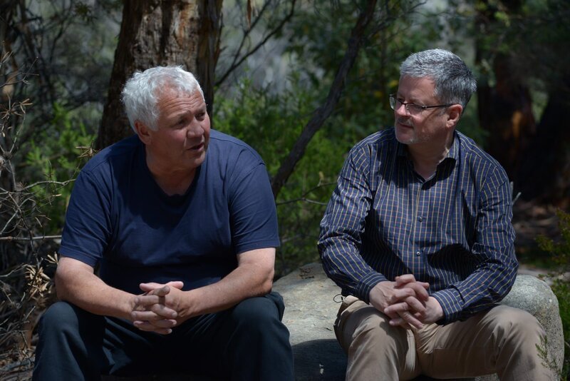 Christopher Clark (r.) mit Rodney Dillon (l.), einem Aborigine-Führer. – Bild: ZDF und Alexander Hein