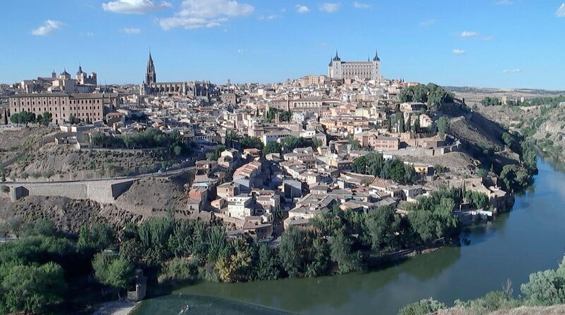 Blick auf Toledo: rechts im Hintergrund der Alcázar, eine auf Felsen errichtete Festung in der Oberstadt Toledos, links im Hintergrund die Kathedrale. – Bild: ZDF und HR.