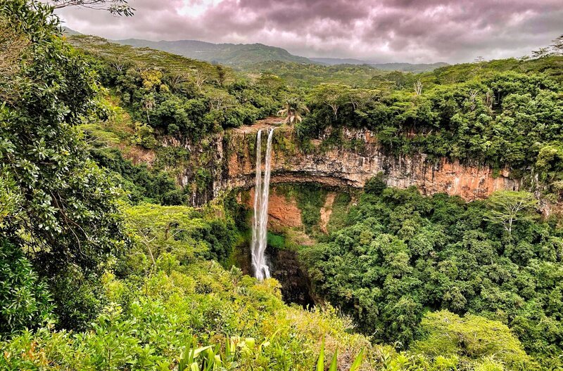 Neben atemberaubenden Stränden findet man auf Mauritius auch einen faszinierenden Urwald mit vielseitigen Wasserfällen. – Bild: BR/​Bewegte Zeiten GmbH/​Tabea Hentschke