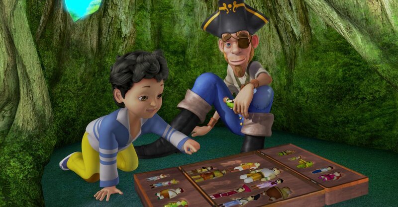 Zufällig trifft Michael den Piraten Dagan im Wald. Versteckt im hohlen Baum wollen die beiden mit den Puppen aus der Schatulle spielen. Sie wissen nicht, was sie damit anrichten werden. – Bild: ZDF/​DQ Entertainment