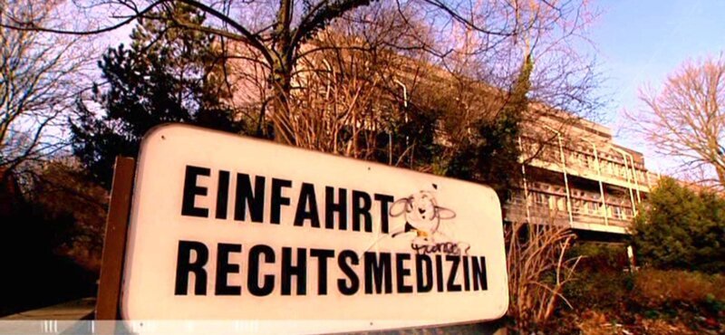 Die tote Frau aus dem Kofferraum wird ins Institut für Rechtsmedizin in Mainz gebracht. Was werden die Ermittler herausfinden? – Bild: RTL