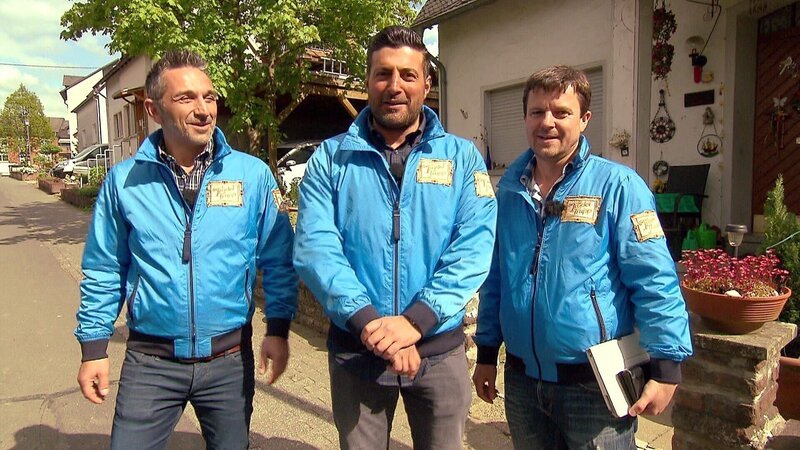 Das Trödel-Trio Mauro (li.), Sükrü und Marco ist im Einsatz. – Bild: RTL Zwei