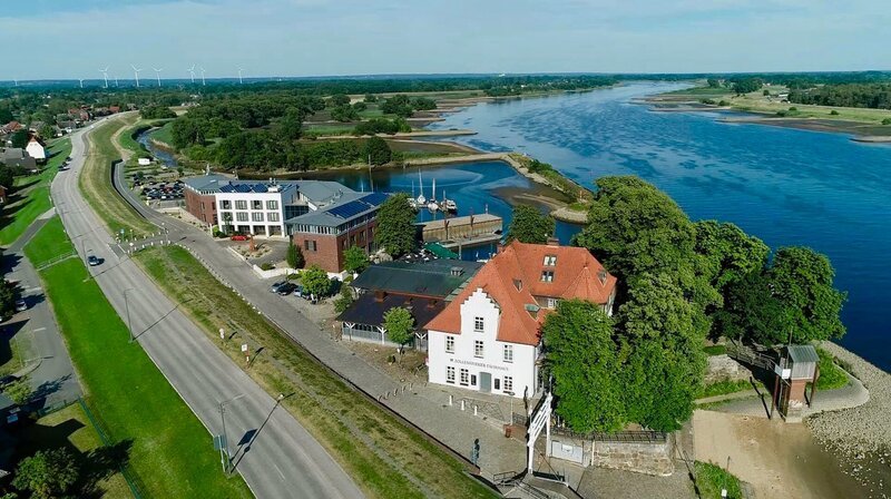 Das Zollenspieker Fährhaus steht seit 1252 an der Elbe. Hier wurden Zölle eingenommen und Waren gelagert. Heute ist es um ein modernes Hotel erweitert und ein beliebtes Ausflugsziel – Bild: NDR