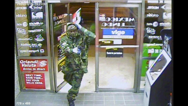 Überwachungskamera-Aufnahmen zeigen einen bewaffneten Mann, der den Laden betritt. +++ – Bild: RTL /​ Arrow International Media