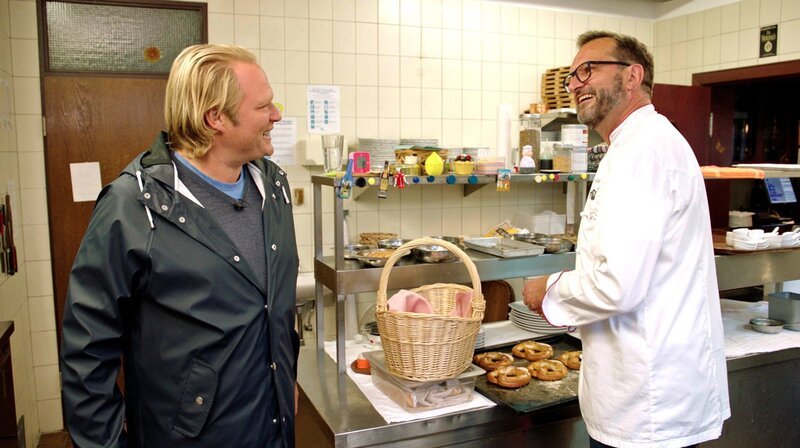 Björn Freitag (l) begibt sich zu den Anfängen seiner Kochlaufbahn. Er trifft seinen ehemaligen Ausbilder Thomas Kraus im Schachener Hof in Lindau. – Bild: WDR/​