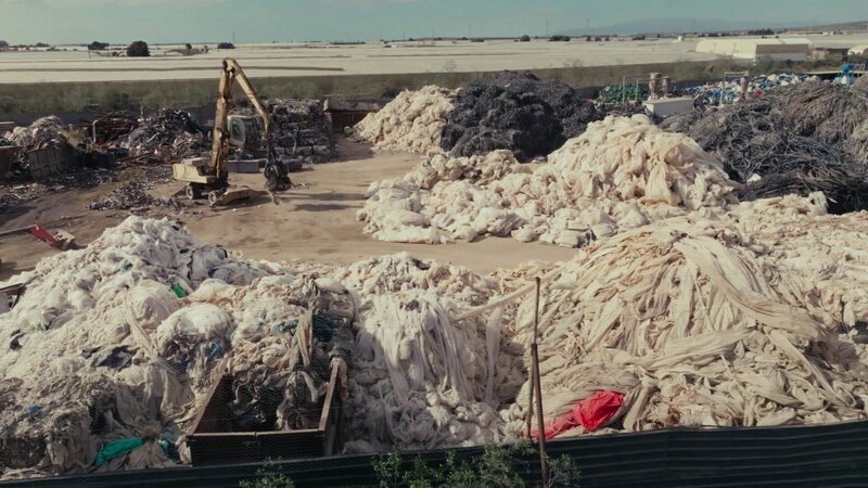 Eine Plastikmülldeponie bei Almería. Doch nicht alle defekten Plastikplanen der Gewächshäuser landen hier. – Bild: Jordi Iglesias /​ Eine Plastikmülldeponie bei Almería. Doch nicht alle defekten Plastikplanen der Gewächshäuser landen hier.