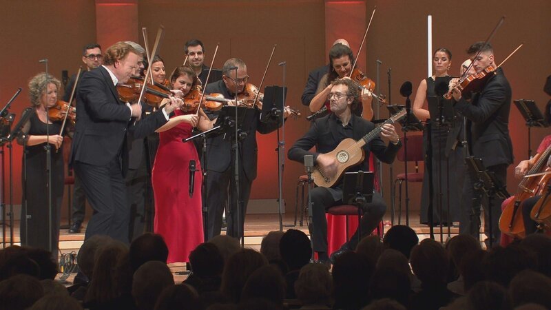 Daniel Hope und das Zürcher Kammerorchester laden im Berliner Konzerthaus zu einer Reise ein in die musikalische Tanzwelt. – Bild: ZDF und Maik Behres.