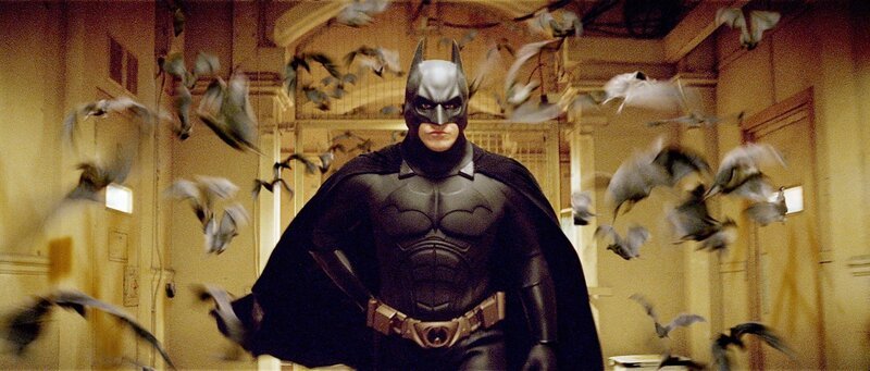 Als kleiner Junge wurde Bruce Wayne (Christian Bale) in einem Brunnenschacht von Fledermäusen angefallen. Seitdem hat er eine unheilbare Angst vor ihnen. Da lernt er in der Kampfschule, sich dieser Angst zu stellen und sie zu bekämpfen. Deshalb beschließt er, fortan als „Fledermaus“ die Guten zu beschützen und die Bösen zu jagen … – Bild: Turner /​ (C) WARNER BROS. ENTERTAINMENT INC.