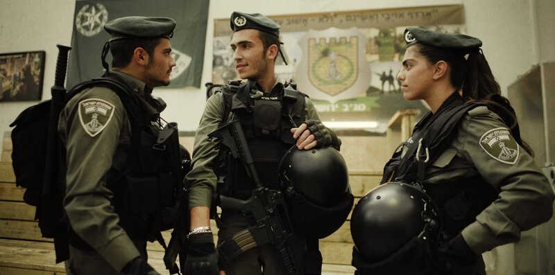 Kobi (Ido Elieli, l.), Avi (Ben Sultan, M.) und Miri (Noa Astanjelove, r.) kommen bei der Grenzschutzdivision in Jerusalem zum Einsatz. – Bild: ZDF und Ran Mendelson.