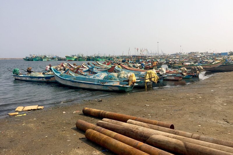 Chennai ist die größte Hafenstadt im indischen Bundesstaat Tamil Nadu. Da zwischen den Hunderten Fischerbooten kein Platz ist, ankert der Katamaran ein Stück vor der Küste. – Bild: Fl Concepts & Co. /​ Chennai ist die größte Hafenstadt im indischen Bundesstaat Tamil Nadu. Da zwischen den Hunderten Fischerbooten kein Platz ist, ankert der Katamaran ein Stück vor der Küste.