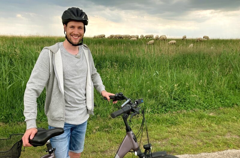 Fahrrad: Sven Kroll erkundet Usedom mit dem E-Bike. Wie sieht es mit Verleih- und Ladestationen aus? Was kostet die E-Bike-Miete? Wie gut kommt man auf 2 Rädern von A nach B? – Bild: SWR/​Bavaria Entertainment GmbH