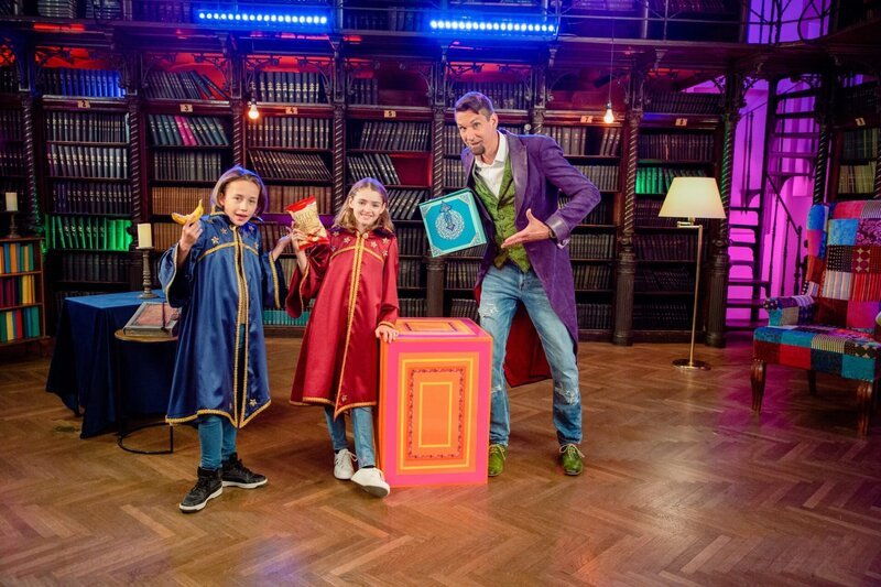 Zauberlehrer Tristan mit Julian und Hannah. – Bild: ORF/​Tower10/​Kids TV/​Andreas Hagemann