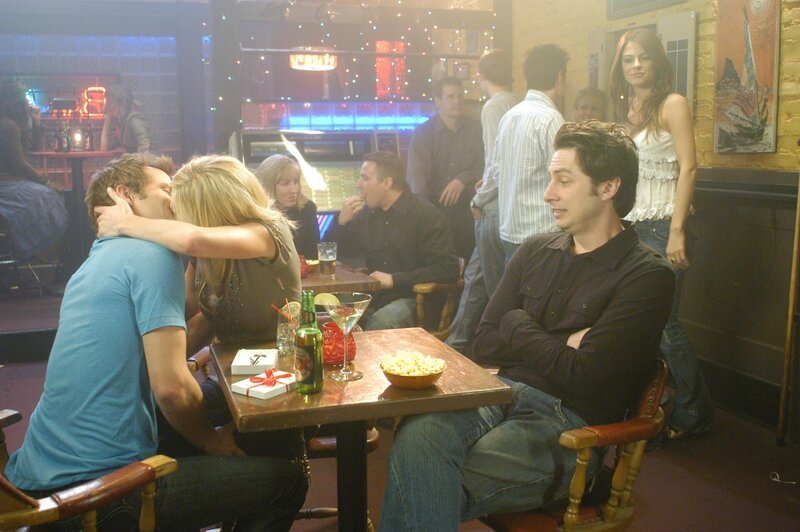 Neidisch betrachtet J.D. (Zach Braff, 2.v.r.) Elliott (Sarah Chalke, 2.v.l.) und Keith (Travis Schuldt, l.) – würde er doch auch so gerne Tamara (Maria Menounos, r.) küssen … – Bild: Turner