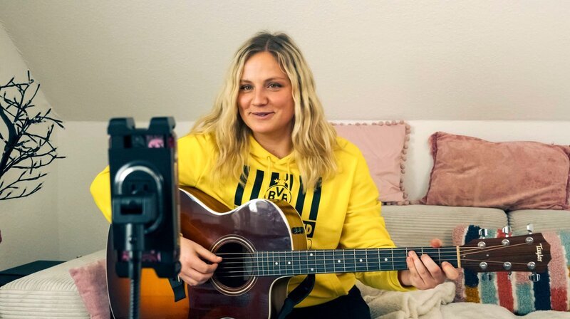 BVB- Fan Jo Marie nimmt ein Video auf, sie spielt Gitarre und singt dazu. – Bild: WDR/​eitelsonnenschein