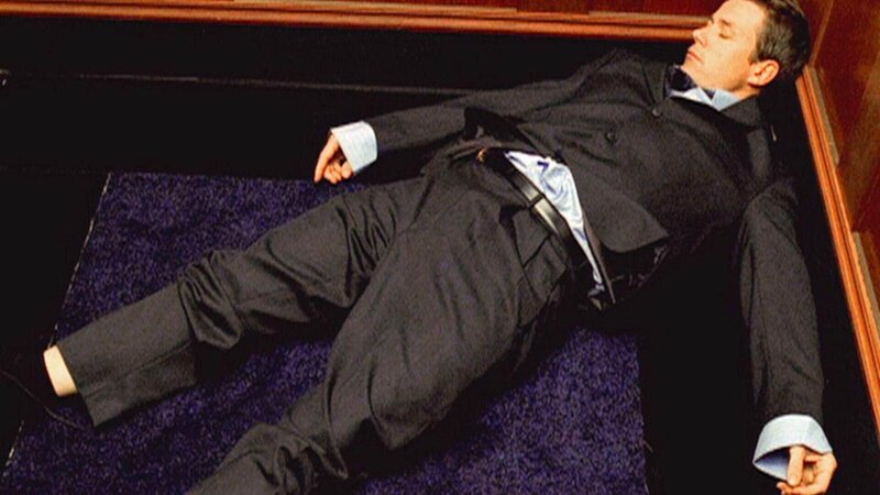 Der Körper des schwer reichen Bob Fairmont (Spencer Garrett) wird im Aufzug eines Hotels gefunden, doch die Todesursache ist nicht eindeutig. Das CSI-Team nimmt die Ermittlungen auf. – Bild: MG RTL D /​ CBS