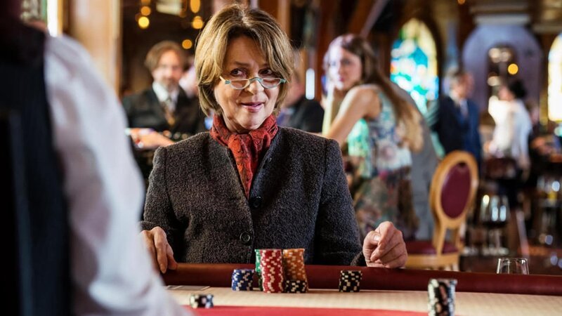 ARD OMA ZOCKT SIE ALLE AB, am Freitag (06.05.16) um 20:15 Uhr im Ersten Rosa (Cornelia Froboess) will am Spieltisch das verlorene Hab und Gut zurückgewinnen. | ©ARD Degeto/​MR-Film/​Toni Muhr – Bild: ARD Degeto/​MR-Film/​Toni Muhr