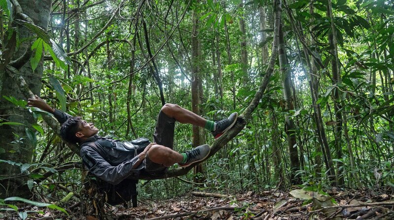 Die Hitze im Urwald ist auch für die Einheimischen anstrengend. Dschungelguide Jamin erholt sich während der Wanderung. – Bild: NDR/​Eike Köhler