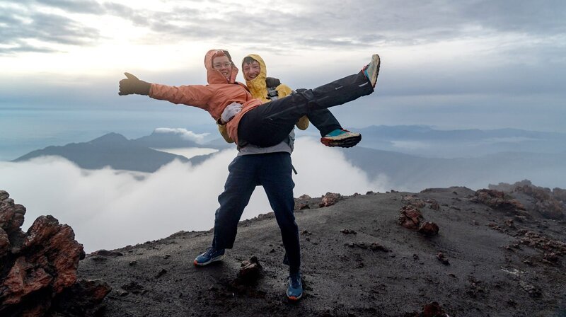 Die FilmemacherIn Kim Kristin Mauch und Eike Köhler auf dem Gipfel des Gunung Kerinci (3.805 m), Indonesiens höchster Vulkan. – Bild: NDR/​Eike Köhler