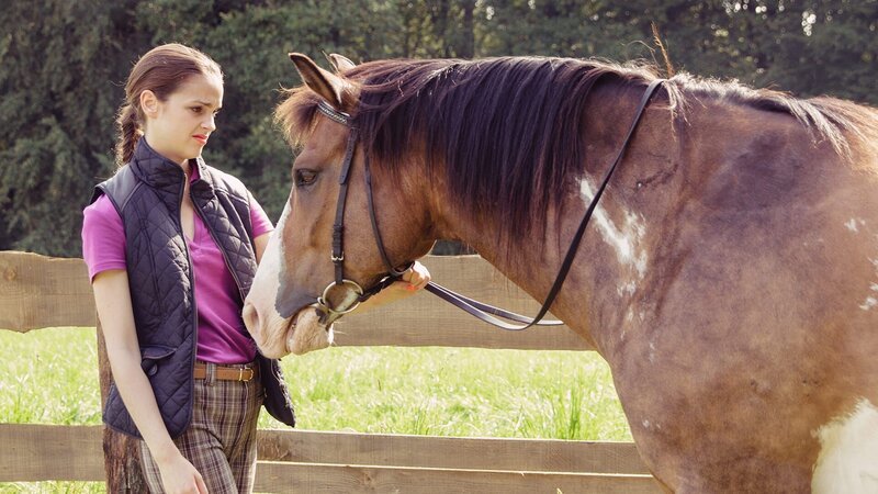 Patrizia (Luise Befort) findet ihr Pferd hässlich. – Bild: WDR/​Andrea Hansen