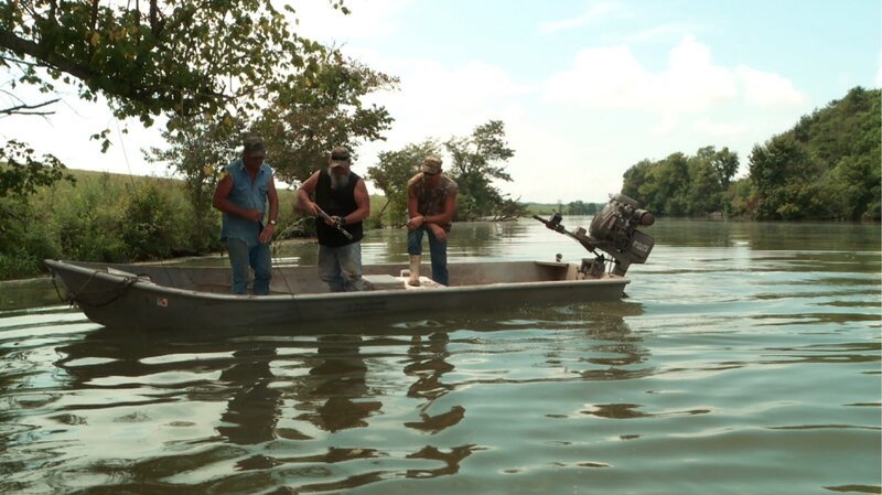 MORGANZA, LA.- Keith, David, and Seth watch to see if they have an alligator at the end of the line. (Photo Credit: National Geographic Channels/​Autumn Montgomery) – Bild: PLURIMEDIA (National Geographic Channels)