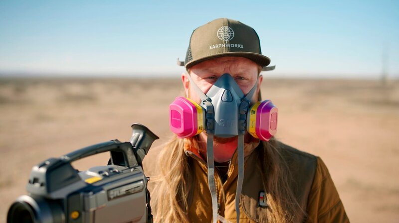 Umweltschützer Charlie Barrett schützt sich im texanischen Permian mit einer Maske. – Bild: NDR/​HTTV