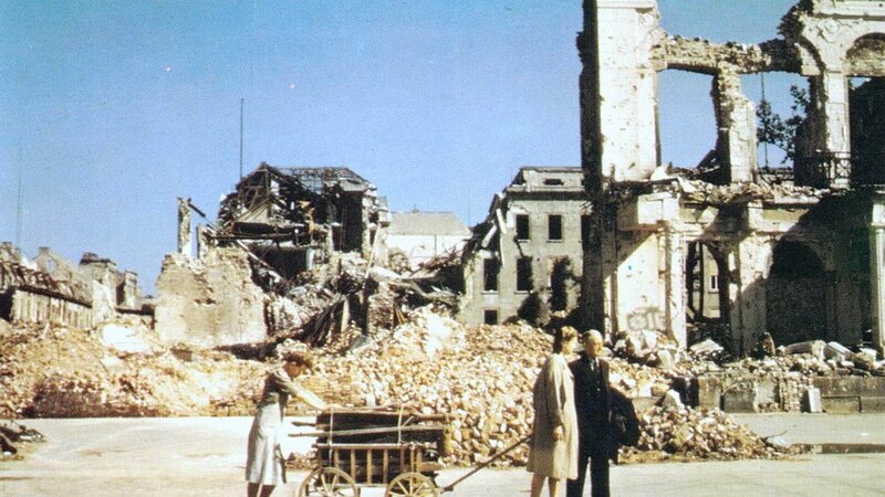 Nach Kriegsende durften amerikanische Kamerateams auch nach Berlin reisen. Dort gelangen ihnen einzigartige Farbfilmaufnahmen der zerstörten Hauptstadt und ihrer Bewohner. (Foto: Berlin, Mai 1945) – Bild: TVNOW /​ Spiegel TV