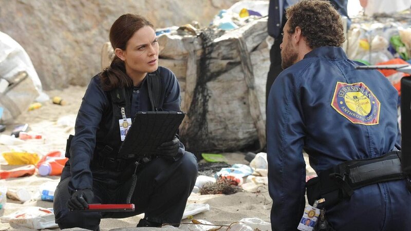 Brennan (Emily Deschanel) und Hodgins (T.J. Thyne) versuchen die menschlichen Überreste eines Toten zu identifizieren, der in einem Plastikbeutel, zusammen mit einer Unmenge Müll eines gekenterten Müllfrachters, an Land geschwemmt wurde. – Bild: TVNOW /​ FOX