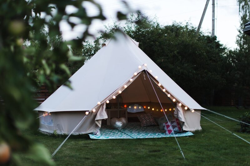 Canvas cotton Bell tent in the yard decorated for summer kids party – Bild: shutterstock