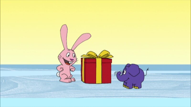 Hase und Elefant bestaunen ein schön verpacktes Geschenk. – Bild: WDR