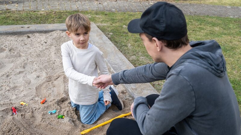 Ein 6-Jähriger wird von einem Fremden angesprochen. Der Mann hat nichts Gutes im Sinn. – Bild: ZDF und Saskia Pavek.