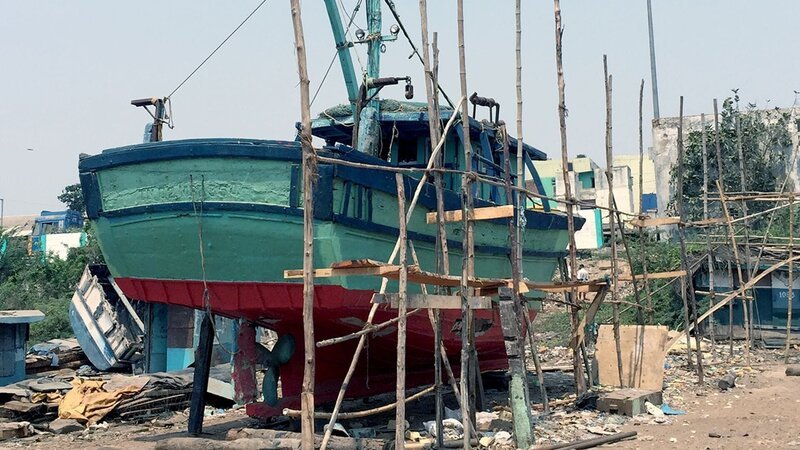 Ein Boot wird am Hafen restauriert. – Bild: Fl Concepts & Co. /​ Ein Boot wird am Hafen restauriert.