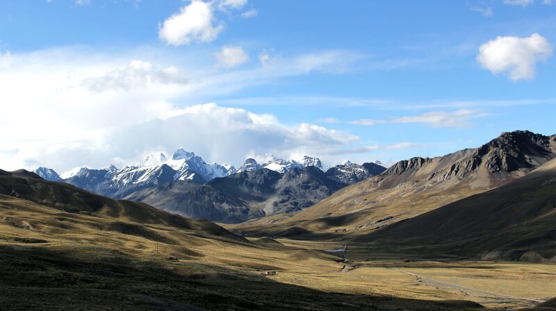 Der Altiplano in Bolivien – schneebedeckte Berge und weite Ebenen. – Bild: NDR/​Israel Hernandez Diaz