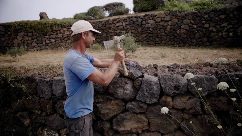 Pietro di Malta ist Steinmetz und baut die typischen Steinmauern der Insel. – Bild: ZDF und RB