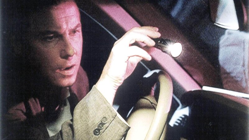Im Auto eines Drogendealers sucht Gil (William Petersen) nach Spuren. – Bild: TVNOW /​ CBS
