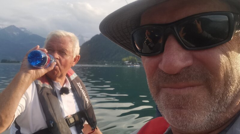Angelparadies Alpen! NDR Angelexperte Horst Hennings ging auf dem Zeller See an seine Grenzen. Reporter Heinz Galling hatte gut lachen. – Bild: NDR/​Heinz Galling