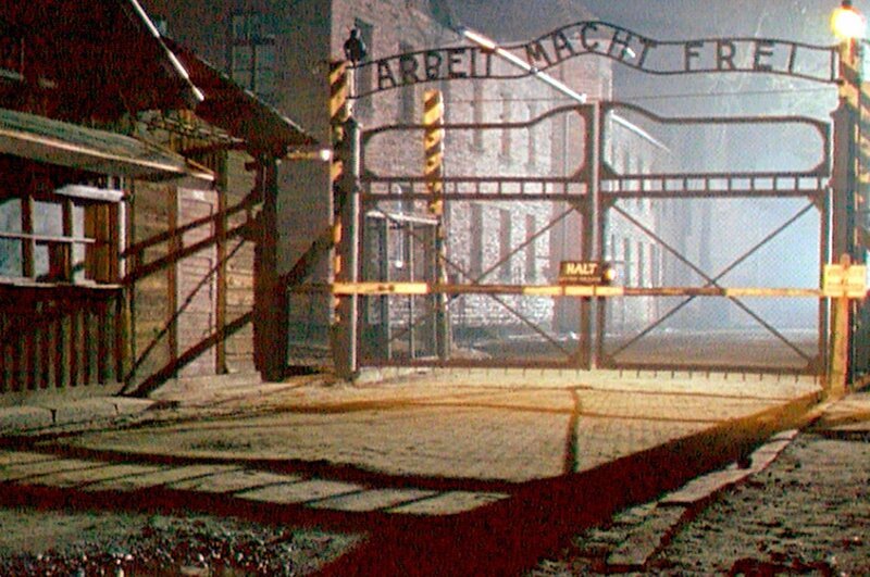 Tor des Vernichtungslagers Auschwitz mit dem zynischen Schriftzug „Artbeit macht frei“. – Bild: 3sat