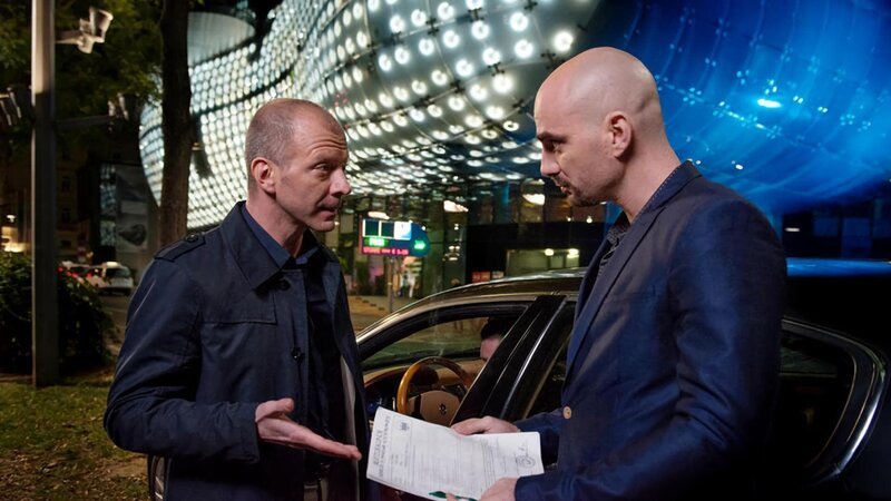 ARD OMA ZOCKT SIE ALLE AB, am Freitag (06.05.16) um 20:15 Uhr im Ersten Zocker Udo (Simon Hatzl) steht bei Wucherer Ronny (Wilhelm Iben) tief in der Kreide. | ©ARD Degeto/MR-Film/Toni Muhr – Bild: ARD Degeto/MR-Film/Toni Muhr ARD OMA ZOCKT SIE ALLE AB, am Freitag (06.05.16) um 20:15 Uhr im Ersten Zocker Udo (Simon Hatzl) steht bei Wucherer Ronny (Wilhelm Iben) tief in der Kreide. | ©ARD Degeto/MR-Film/Toni Muhr – Bild: ARD Degeto/MR-Film/Toni Muhr