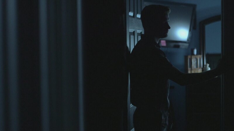 Man in a dark room. – Bild: TLC