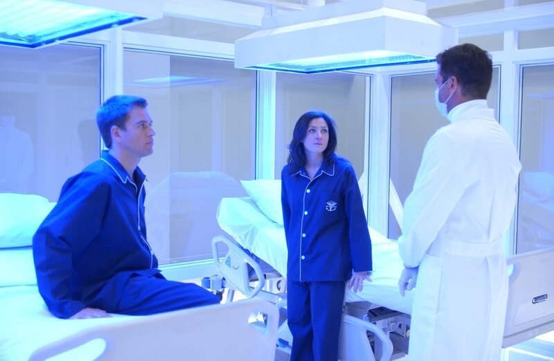 Dr. Pitt (Steven Eckholdt, r.) teilt Kate (Sasha Alexander, M.) und Tony (Michael Weatherly, l.) die Untersuchungsergebnisse mit … – Bild: CBS Television Lizenzbild frei