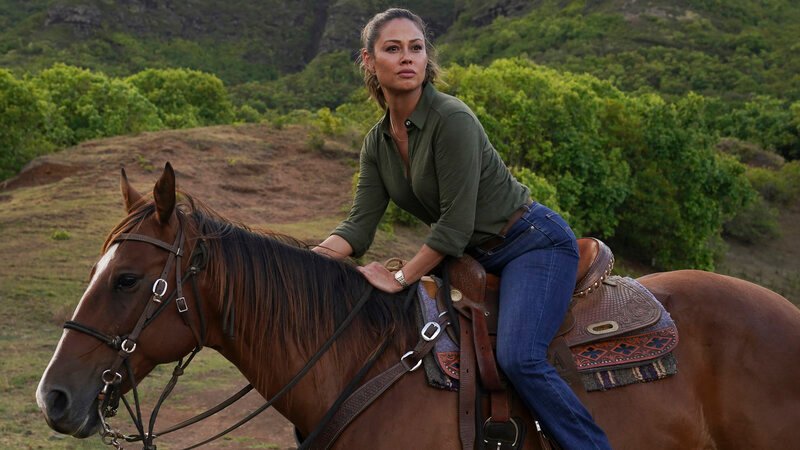 When a beloved Paniolo (Hawaiian cowboy) is shot while out riding his horse, Jane and her team must gain the trust of the Paniolo community to help find the culprits and protect the Paniolo’s life. Also, Kai tries to convince his stubborn father to see a doctor, on NCIS: HAWAI’I, Monday, Oct. 11 (10:00–11:00 PM, ET/​PT) on the CBS Television Network, and available to stream live and on demand on Paramount+. Pictured: Vanessa Lachey as Special Agent in Charge Jane Tennant. – Bild: CBS /​ ©2021 CBS Broadcasting Inc. All Rights Reserved. /​ ©2021 CBS Broadcasting, Inc. All Rights Reserved.