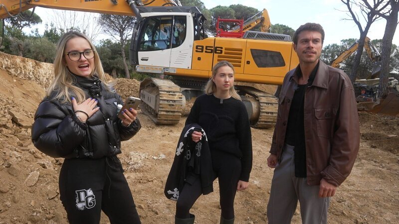 Die Baugrube auf dem neuen Grundstück in Saint-Tropez wird mit einem Bagger ausgehoben. Derweil befindet sich Robert in Dubai. – Bild: RTL Zwei