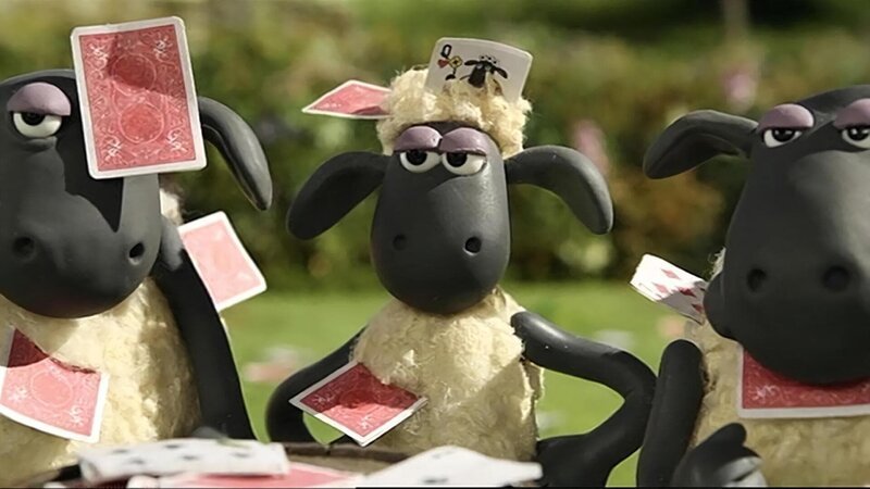 Ein Kartenspiel macht Shaun und den anderen Schafen viel Spaß. Ob das mit rechten Dingen zugeht? – Bild: WDR/​Aardman Animation Ltd./​BBC