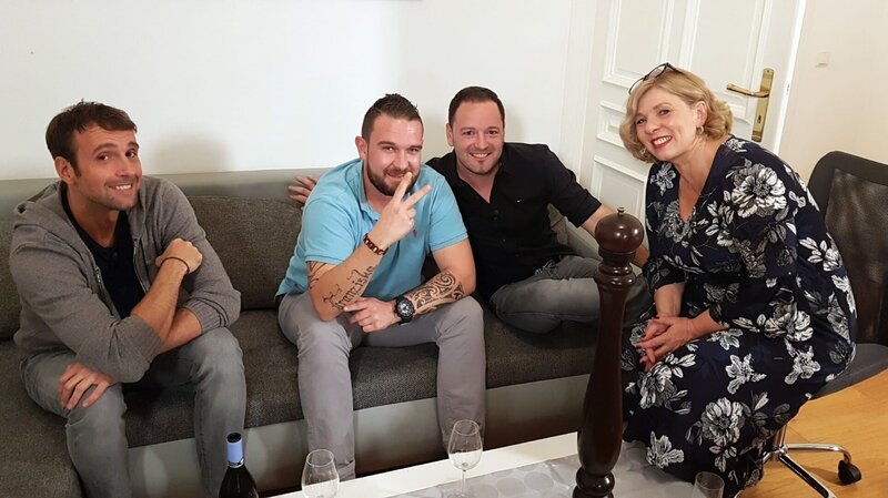 Die Gäste warten gespannt auf das Essen (v.l.): Marko, Christian, Marco und Corinna – Bild: RTL Living