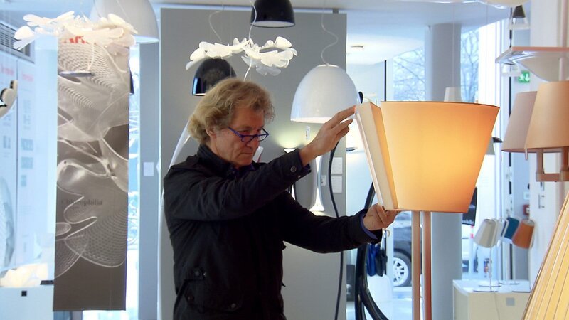 Karl Fischer mit einer Lampe. – Bild: BR/​ORF/​wma Filmproduktion