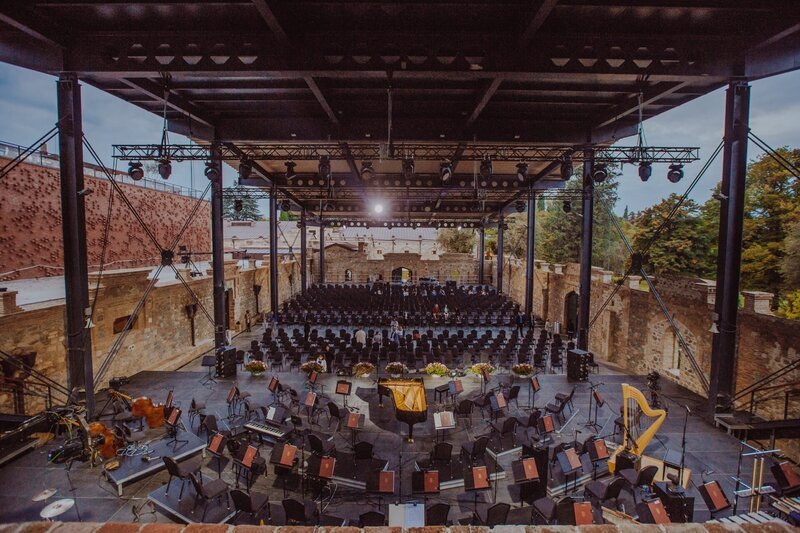 Das diesjährige Europakonzert der Berliner Philharmoniker findet im Amphitheater in Tsinandali/Ostgeorgien statt. – Bild: ZDF und Tsinandali Festival.