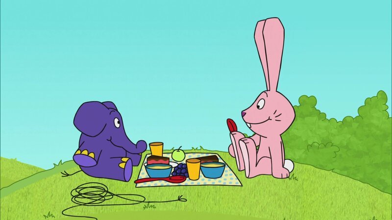 Hase und Elefant machen ein Picknick. – Bild: WDR