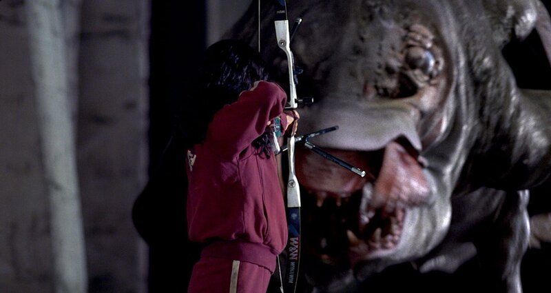 Die Sportschützin Nam-Joo (Du-na Bae) versucht verzweifelt, das Monster aus der Tiefe mit einem Feuerpfeil niederzustrecken … – Bild: The Jokers Films Die Sportschützin Nam-Joo (Du-na Bae) versucht verzweifelt, das Monster aus der Tiefe mit einem Feuerpfeil niederzustrecken … – Bild: The Jokers Films