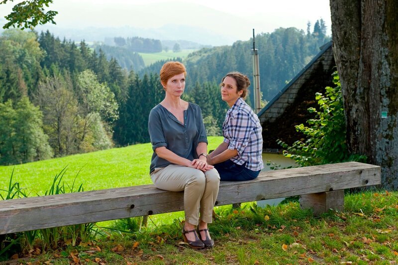 Cassandra Welzbach (Fanny Stavjanik) und Josefine Grieshaber (Sanne Schnapp) auf dem Grieshaberhof. – Bild: SWR/​Maria Wiesler
